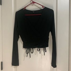 black v-neck long sleeve crop top